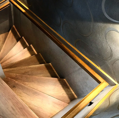 Maßgefertigte Holztreppe der Tischlerei Chantré
